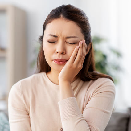 Woman with jaw discomfort